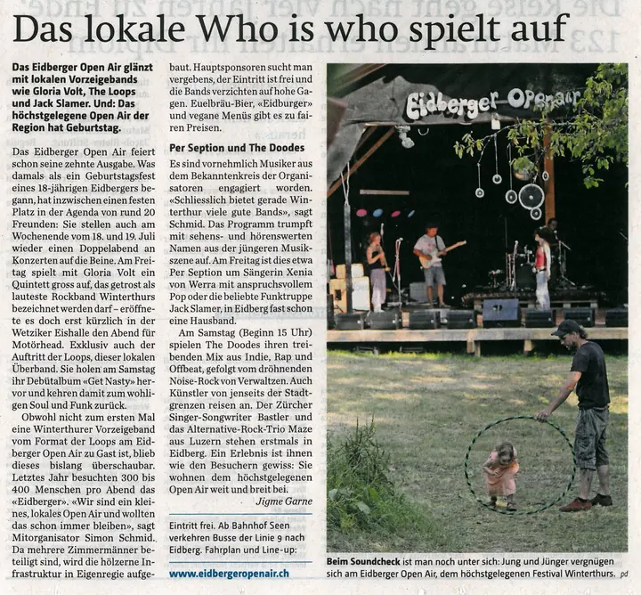 Ein Zeitungsartikel berichtet mit Fotos über Bühne und Gelände des Eidberger Openairs.
