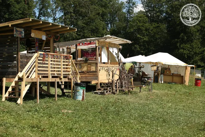 Holzbauten, Bühne und Zelte stehen auf der Festivalwiese 2018.