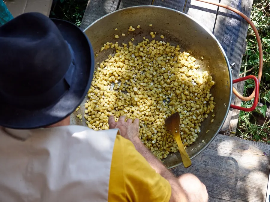 Ein grosser Topf mit Essen wird in der Festivalküche umgerührt.